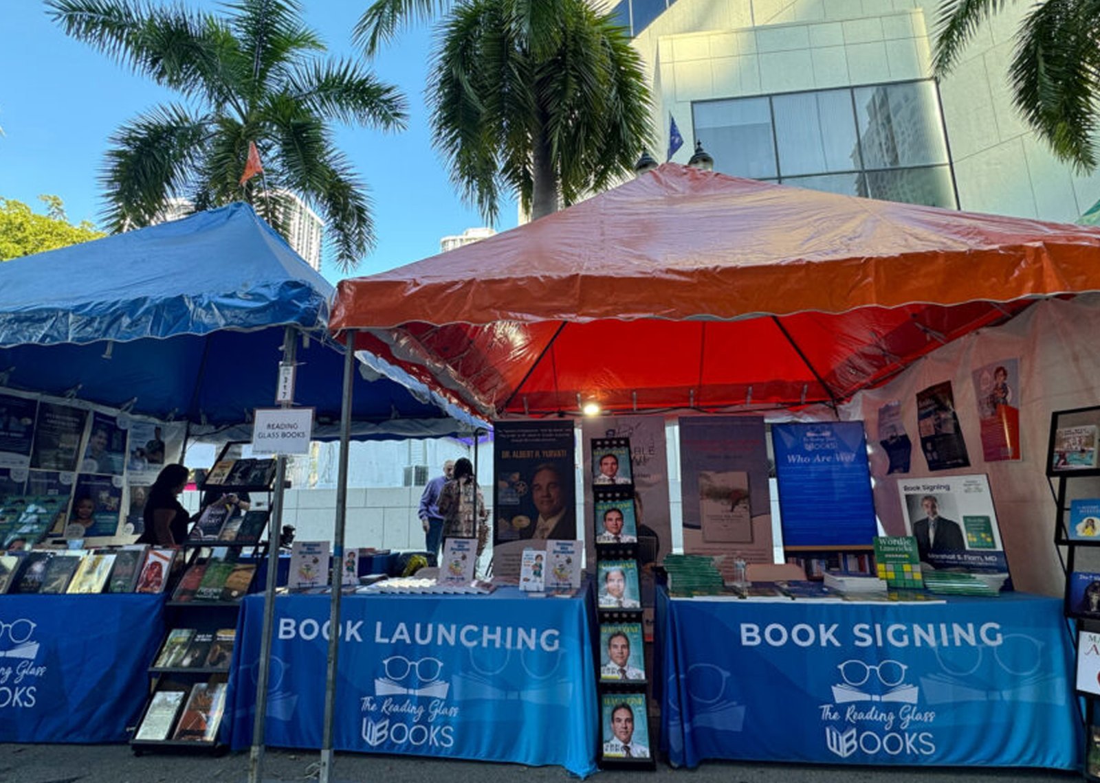 Read more about the article The Reading Glass Books Showcases Over 100 Titles at the 2024 Miami Book Fair
